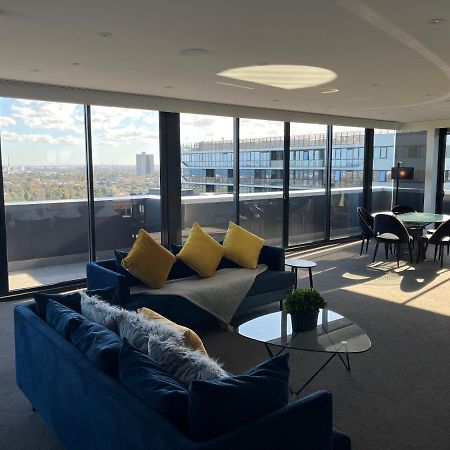 Hotel The Kinson Melbourne Exteriér fotografie The living room of a three-bedroom apartment
