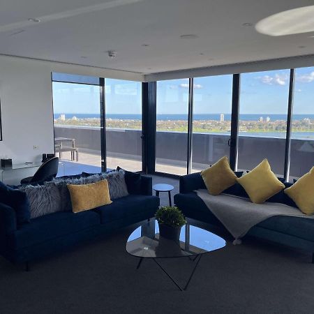 Hotel The Kinson Melbourne Exteriér fotografie The living room of a three-bedroom apartment at The Beacon