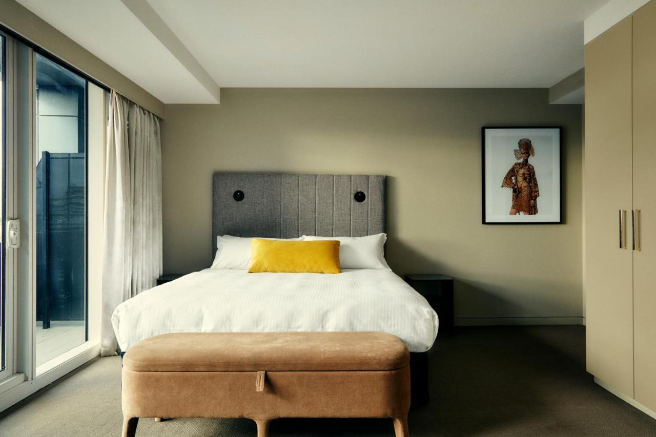 Hotel The Kinson Melbourne Exteriér fotografie A bedroom at the hotel
