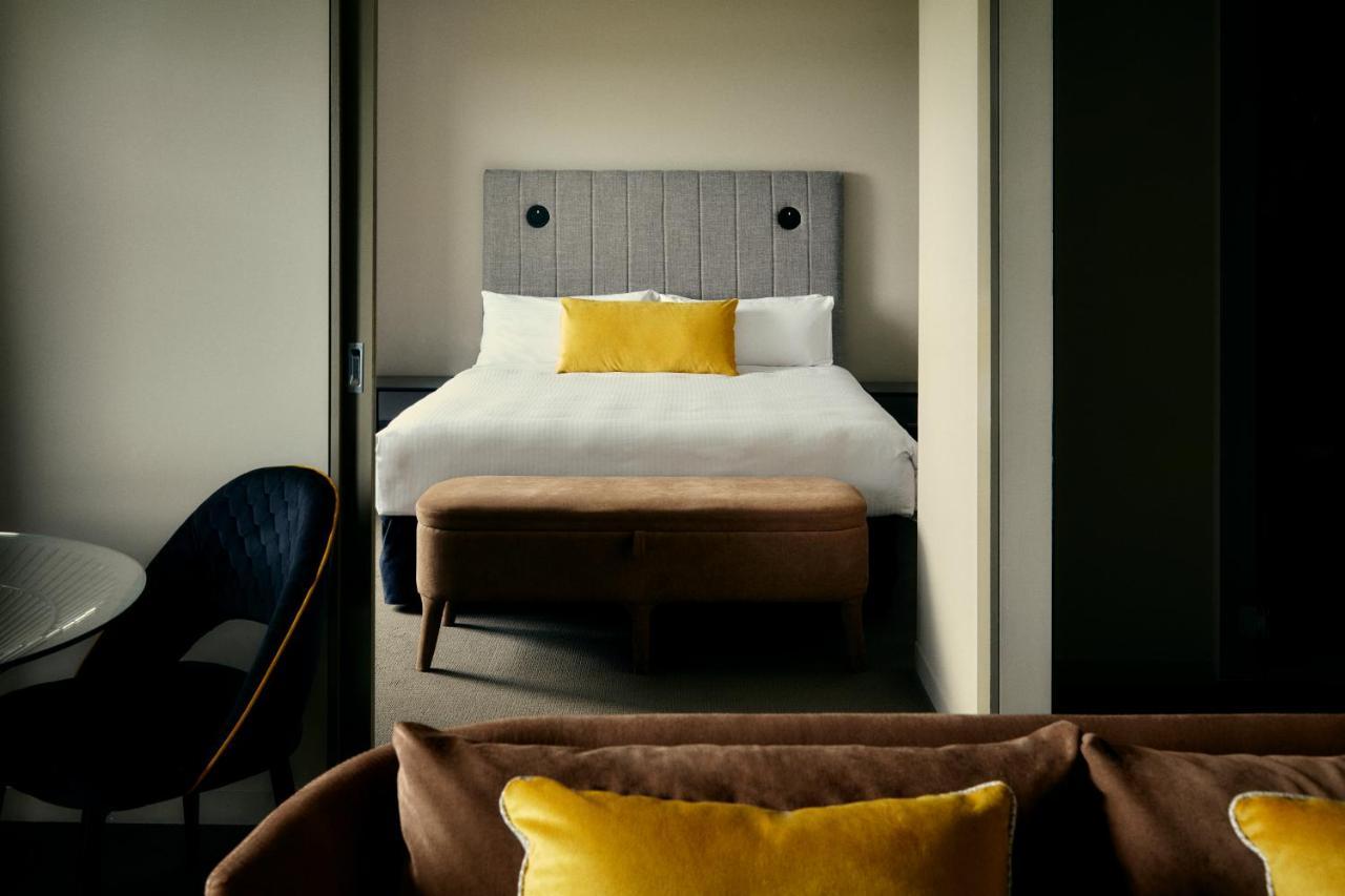 Hotel The Kinson Melbourne Exteriér fotografie A bedroom at the hotel
