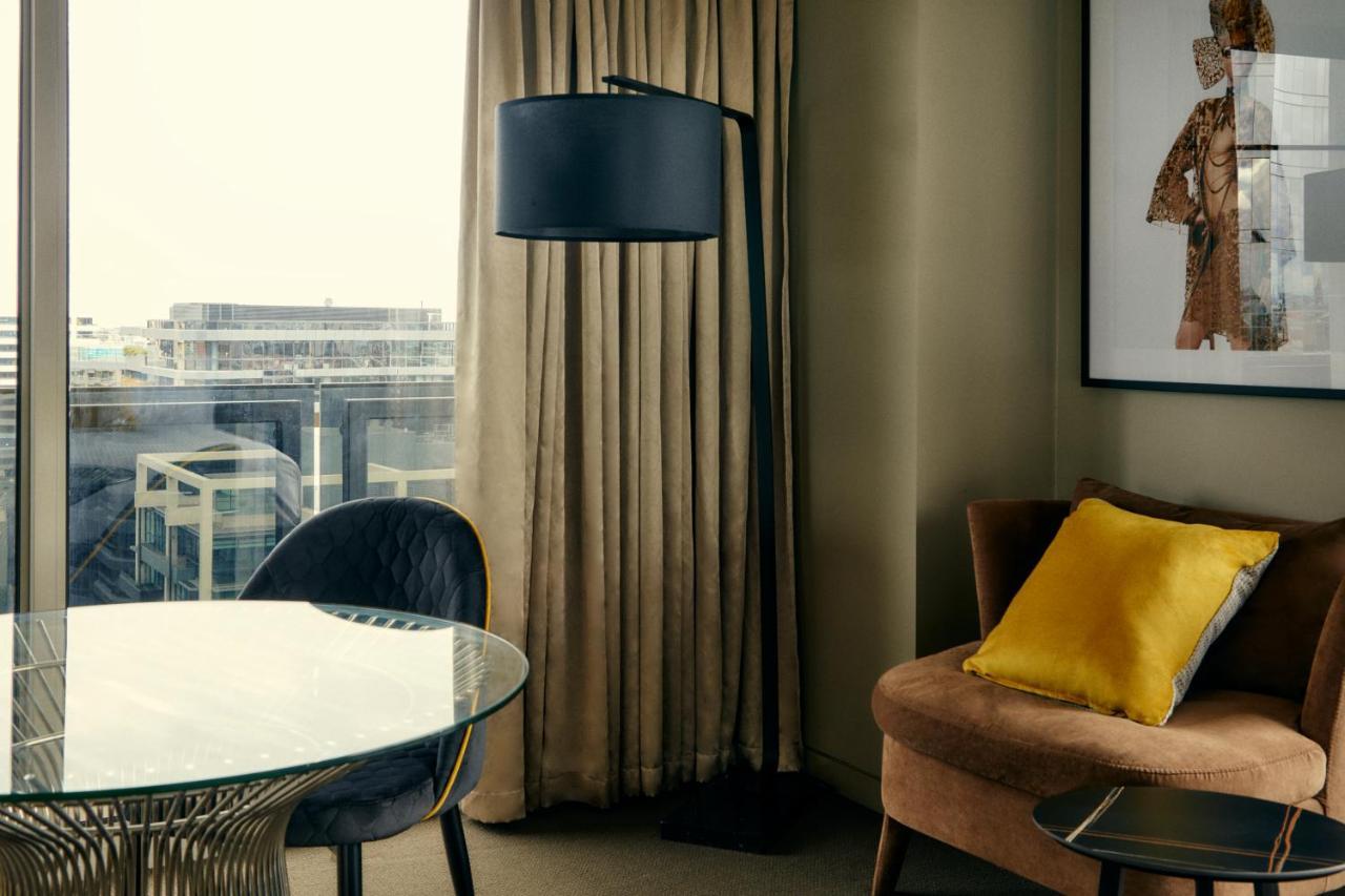Hotel The Kinson Melbourne Exteriér fotografie A floor lamp