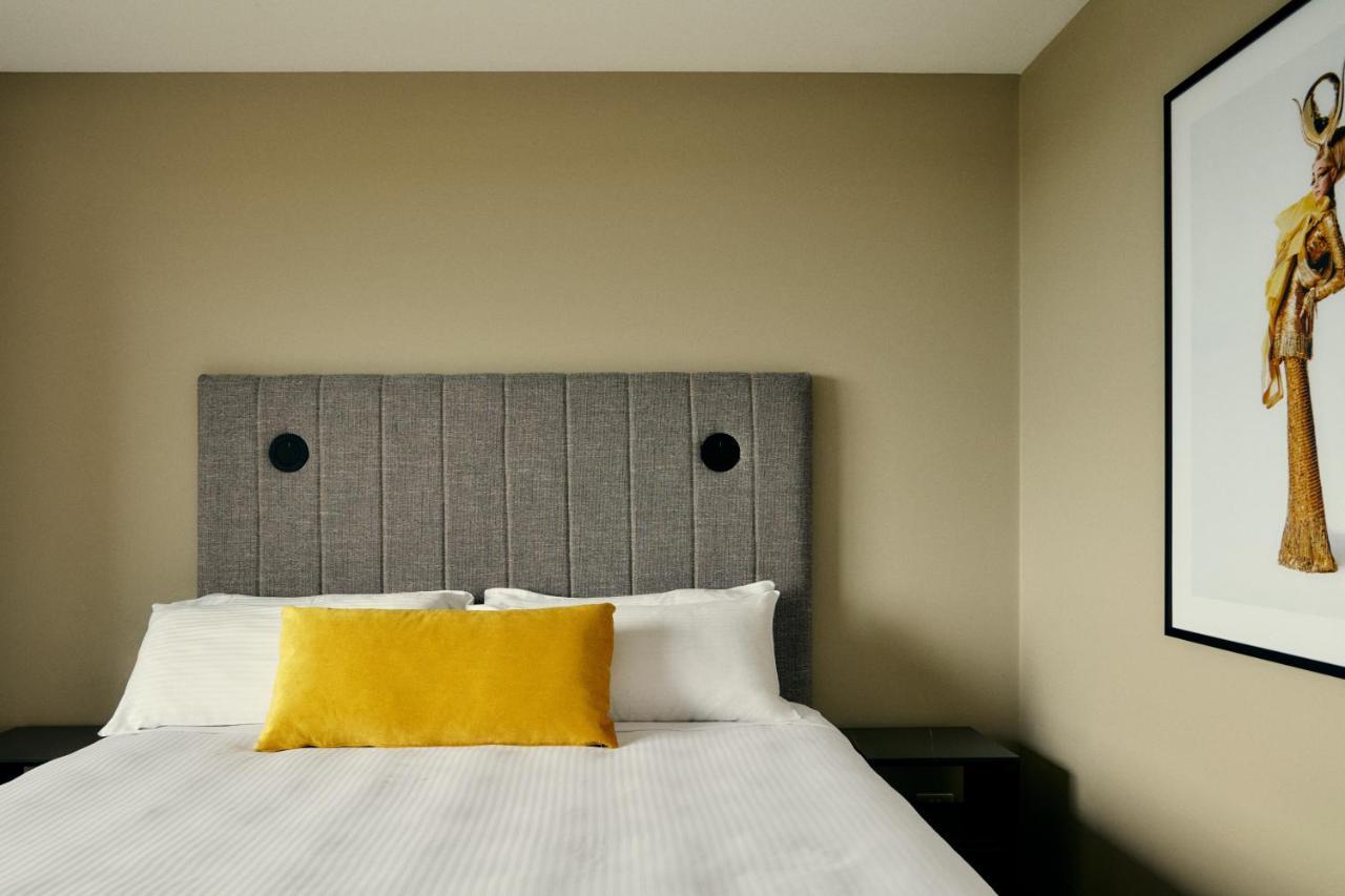 Hotel The Kinson Melbourne Exteriér fotografie A bedroom at the hotel