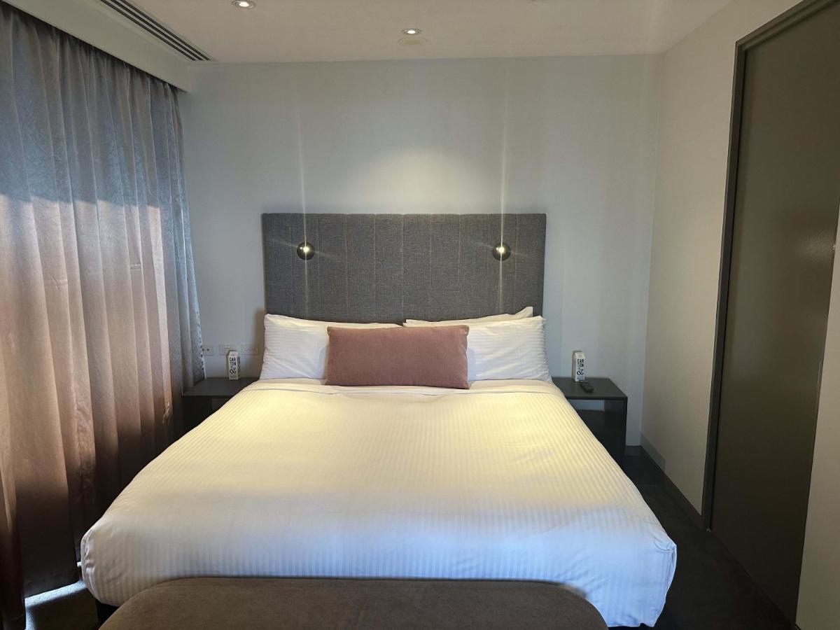 Hotel The Kinson Melbourne Exteriér fotografie A bedroom at the hotel
