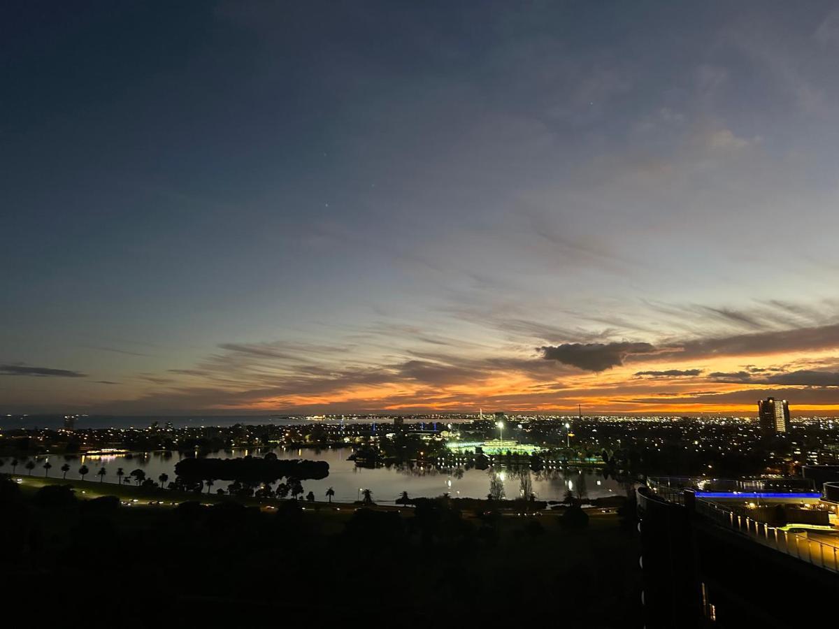 Hotel The Kinson Melbourne Exteriér fotografie Sunset over the city
