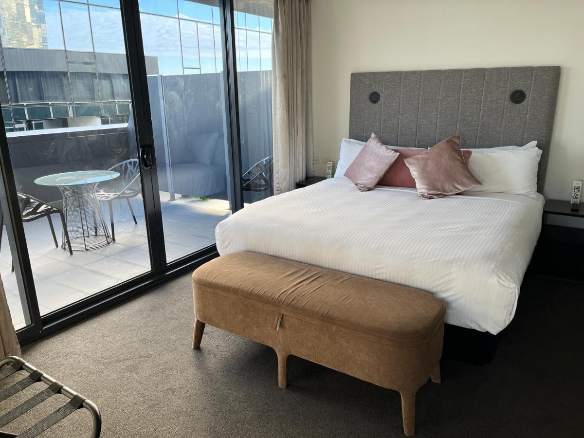 Hotel The Kinson Melbourne Exteriér fotografie A bedroom at the hotel